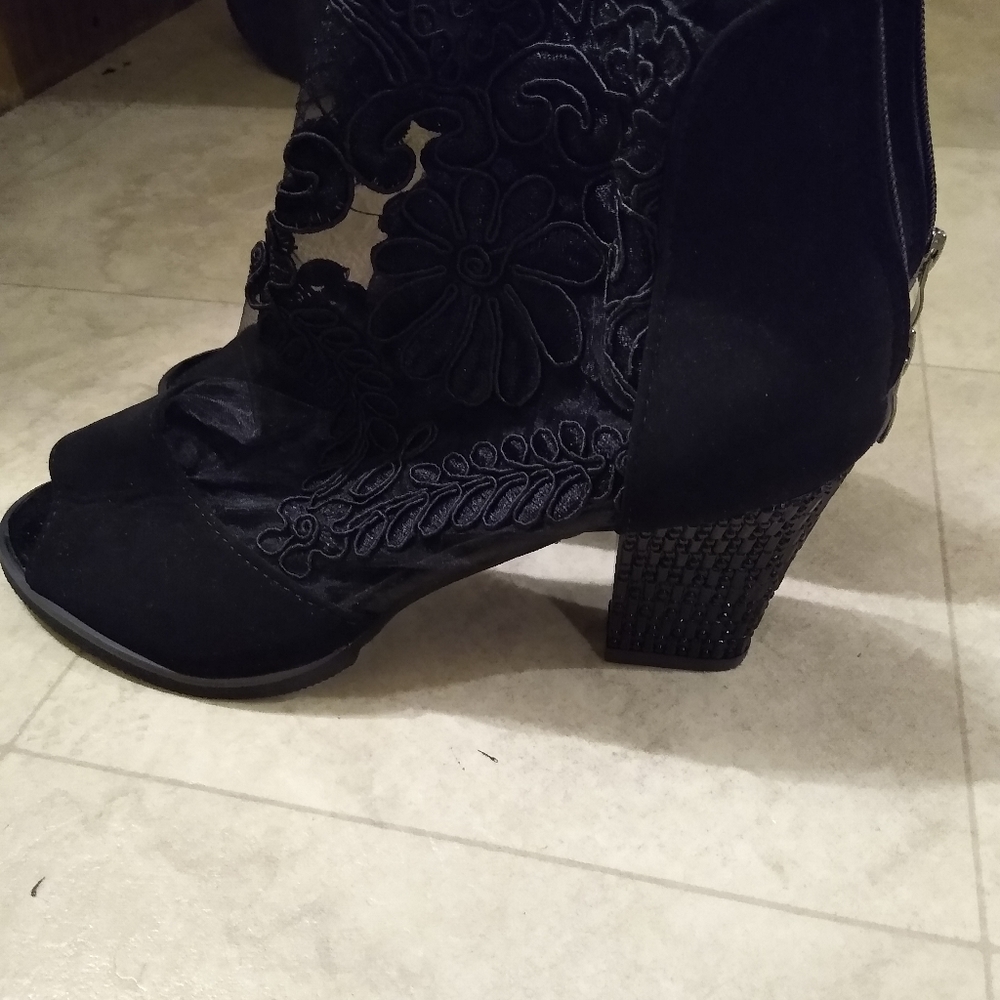 Heels - Picture 3 of 4